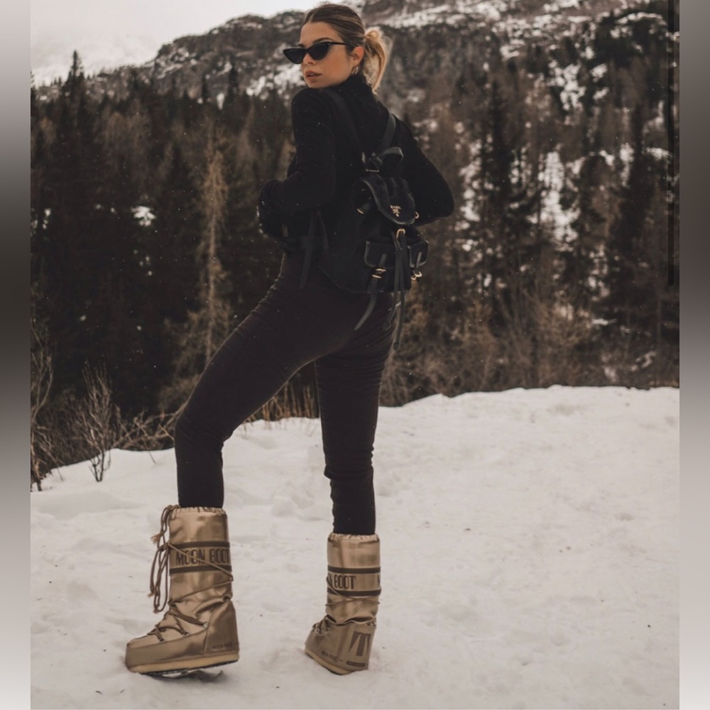 Moon Boots in Gold